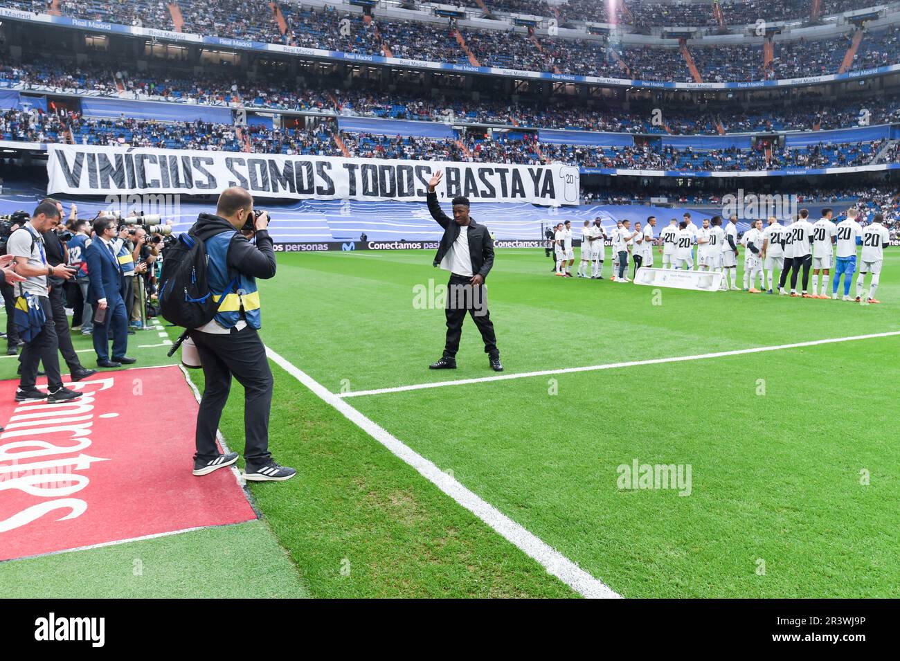 Madrid, Spagna. 24th maggio, 2023. Vinicius Jr. Del Real Madrid C) riconosce i tifosi prima della partita di calcio spagnola la Liga tra il Real Madrid e Rayo Vallecano a Madrid, Spagna, 24 maggio 2023. Credit: Gustavo Valiente/Xinhua/Alamy Live News Foto Stock