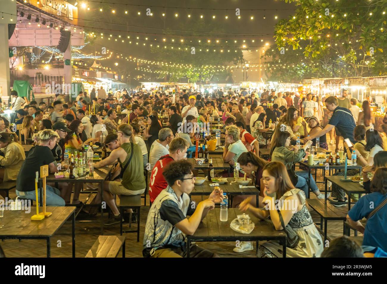 Vollbesetzte Estische am Nachtmarkt a Luang Prabang, Laos, Asien | vivace area alimentare del mercato notturno a Luang Prabang, Laos, Asia Foto Stock