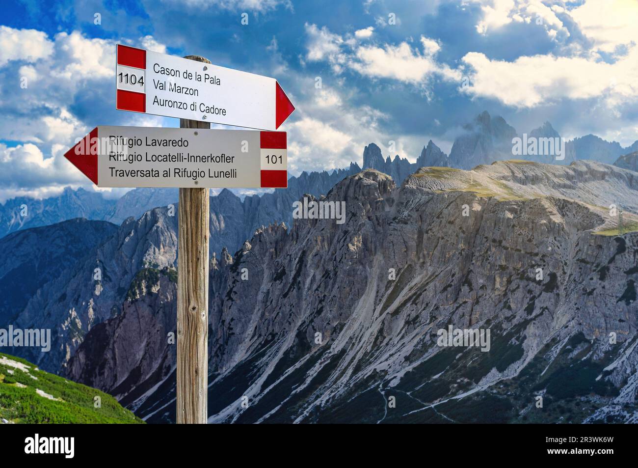 15 settembre 2018: Sud Tirolo, Italia: Segnaletica che indica i sentieri per il rifugio Locatelli e il rifugio Lavaredo nelle Dolomiti italiane. Foto Stock