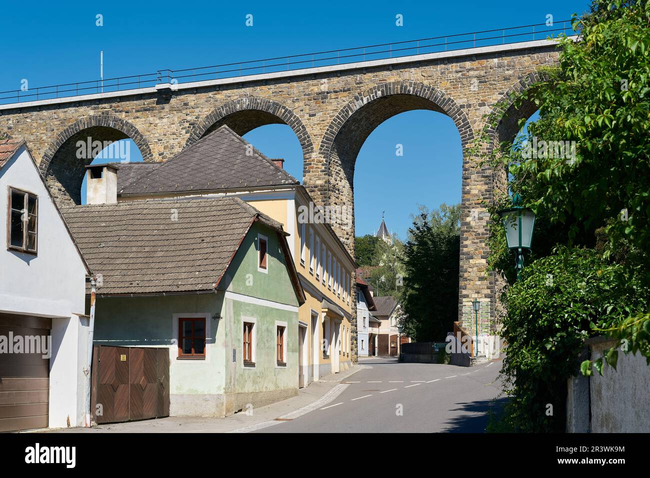 Emmersdorf in Austria con il viadotto come parte della linea ferroviaria di Donauuferbahn Foto Stock
