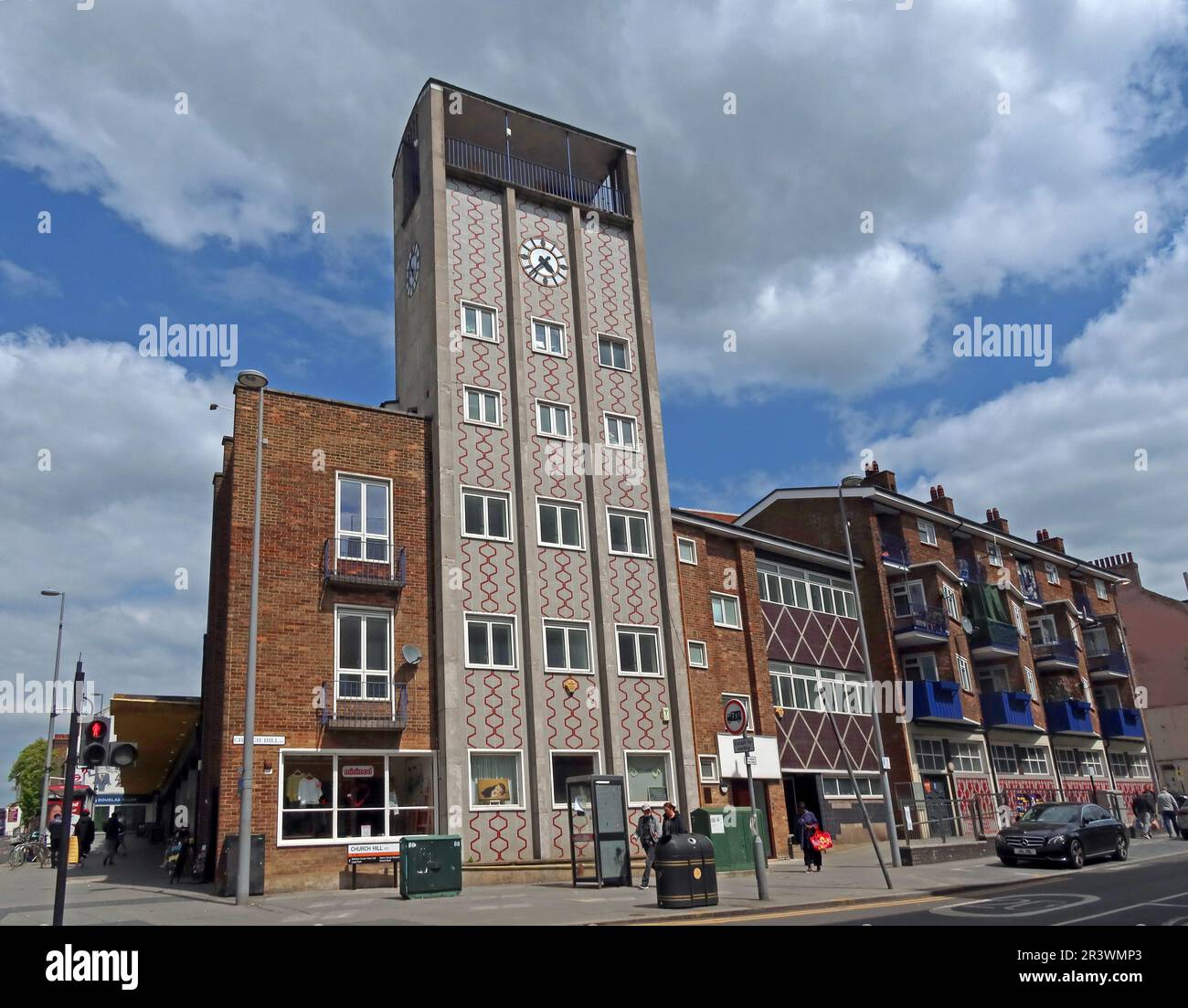 Appartamenti Central Parade e torre dell'orologio su Church Hill a Walthamstow, East London, un caratteristico edificio residenziale interbellico che combina #SocialHousing Foto Stock