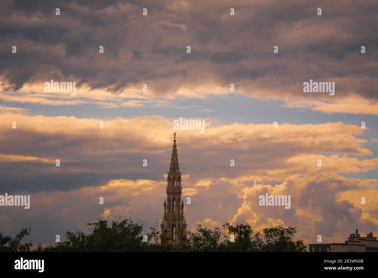 Cieli drammatici al tramonto sulla torre del municipio di Bruxelles - Belgio Foto Stock