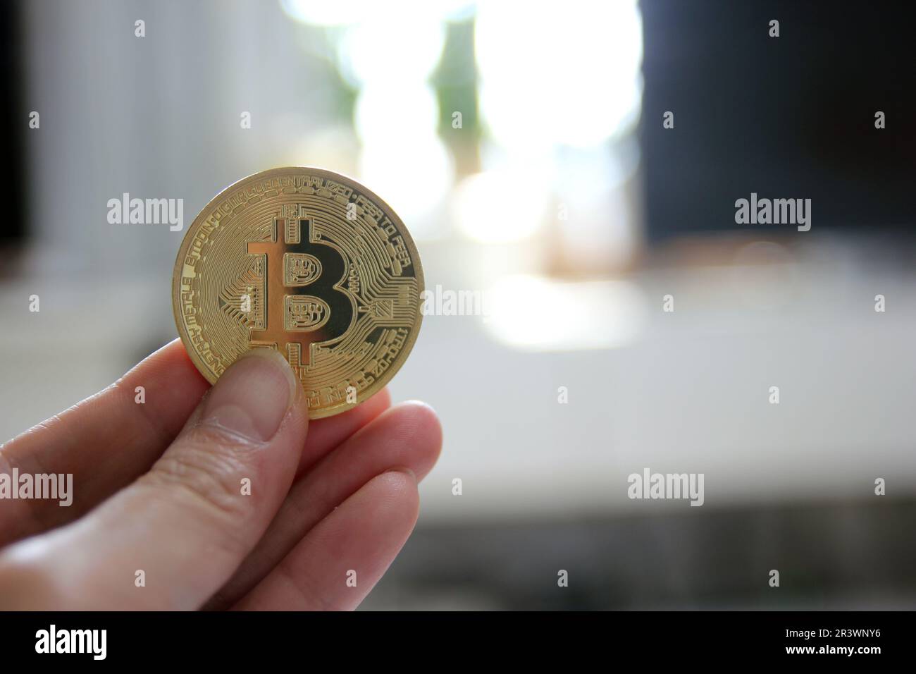 Criptovaluta bitcoin oro su fondo grigio. Moneta di bit fisica. Valuta digitale Foto Stock