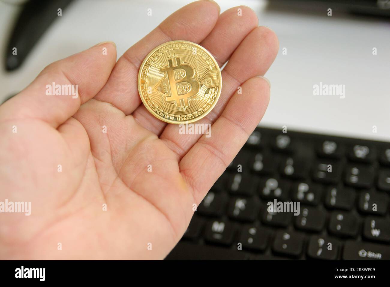 Criptovaluta bitcoin oro su fondo grigio. Moneta di bit fisica. Valuta digitale Foto Stock