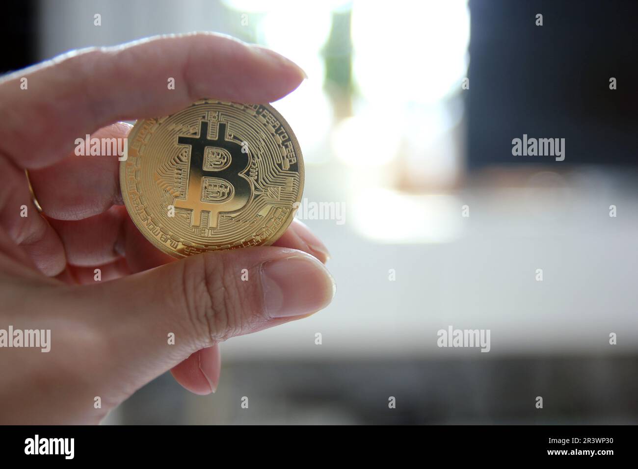 Criptovaluta bitcoin oro su fondo grigio. Moneta di bit fisica. Valuta digitale Foto Stock
