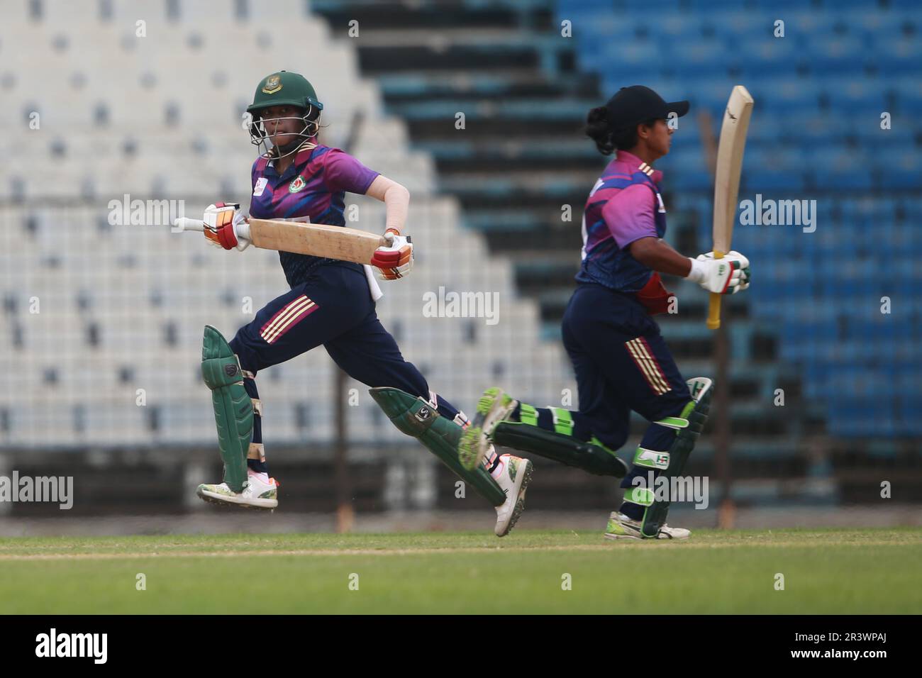 Rupali Bank Kira Parishad il picketkeeper Batter Lisa e Fargana Pinky corrono tra il wicket contro il Gulshan Youth Club nella Dhaka Premier Division WOM Foto Stock