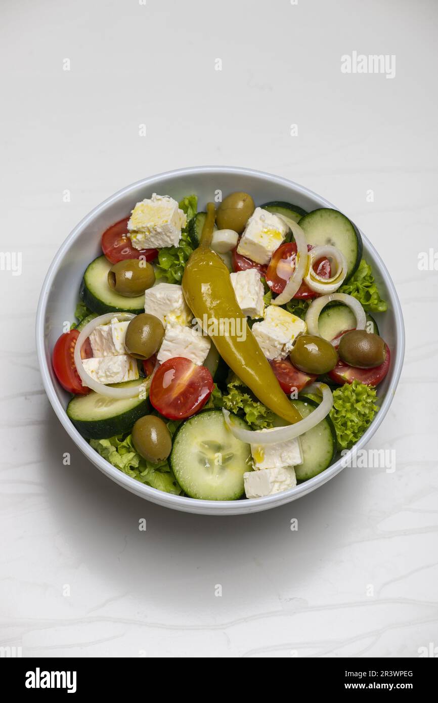 Insalata greca su legno verde Foto Stock