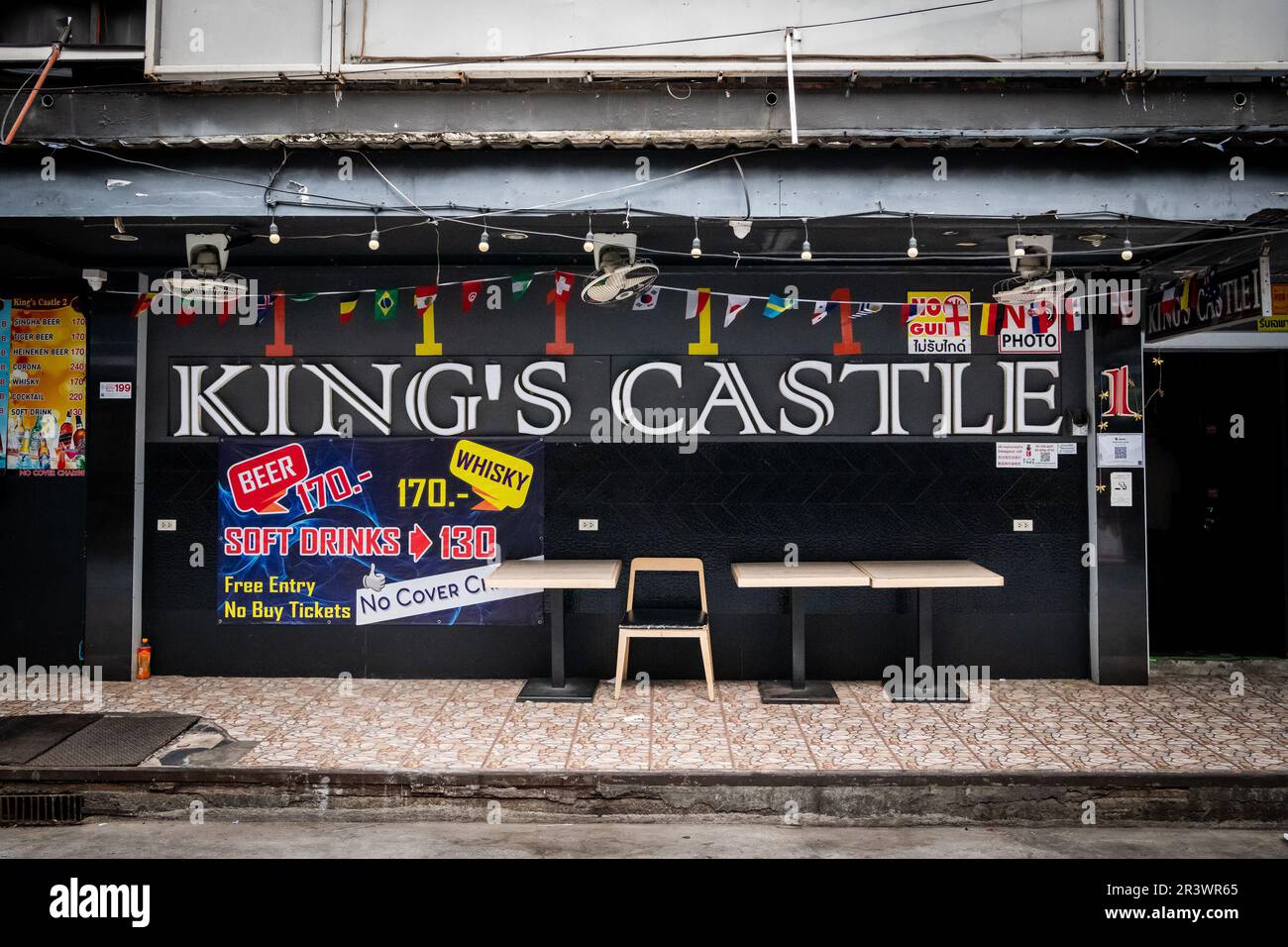 La parte anteriore del gogo bar Kings Castle a Patpong Bangkok Thailandia. Si tratta di uno dei club strip piu' famosi in Patpong. Foto Stock