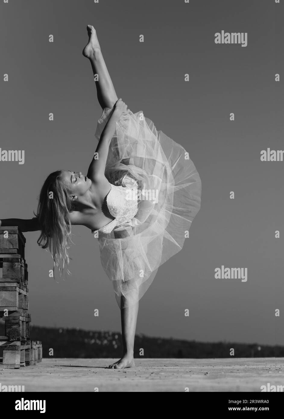 Donna yoga, ballerino ballerina stretching con posa stretch. Fitness atleta ragazza esercizi sportivi allunga. Ballerino. Foto Stock