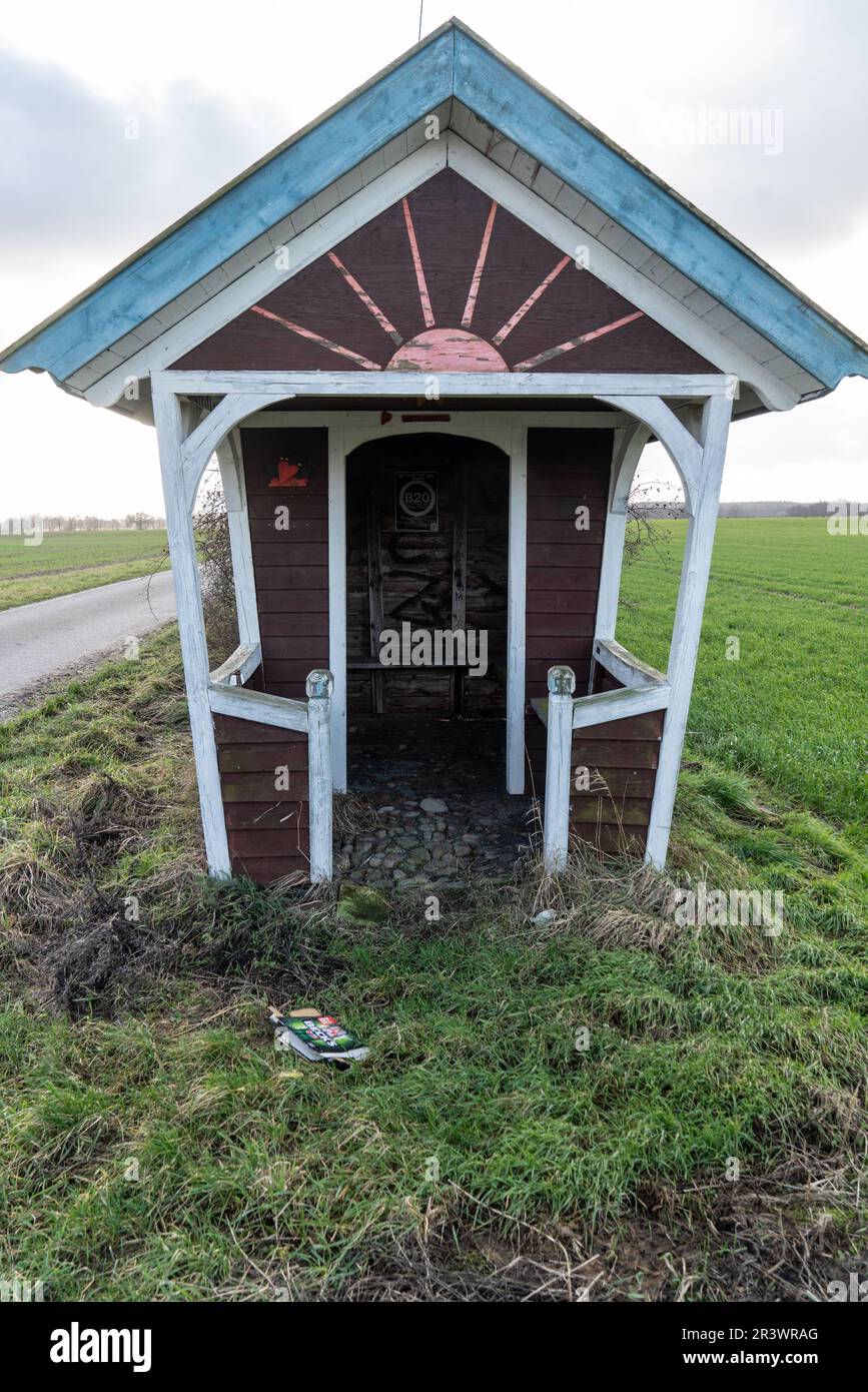 Fermata dell'autobus nel quartiere di Wendland LÃ¼chow-Dannenberg Foto Stock