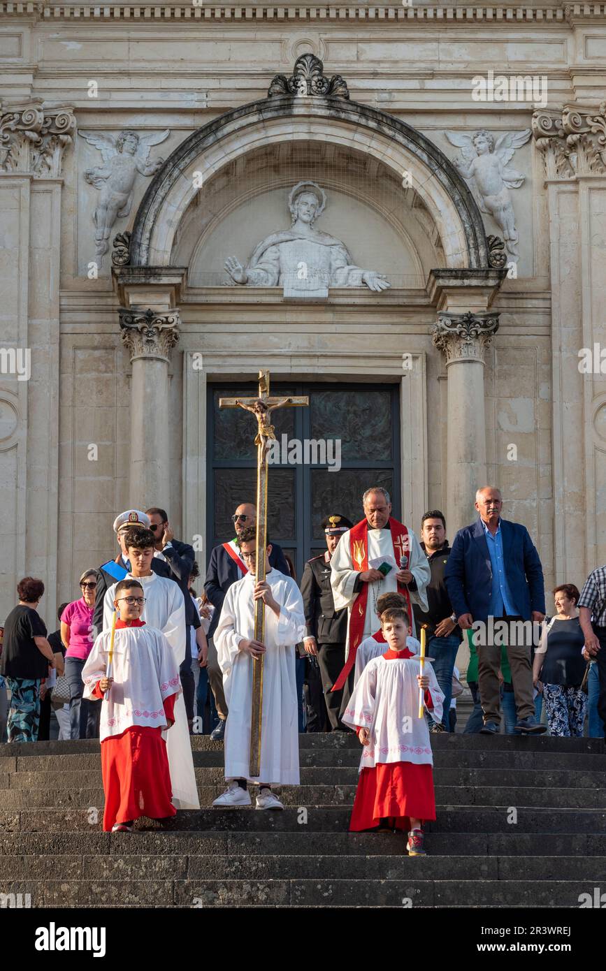 Una processione religiosa a Zafferana Etnea, Sicilia in ringraziamento per il miracoloso arresto del flusso lavico del 1992 che minacciava di distruggere la città Foto Stock