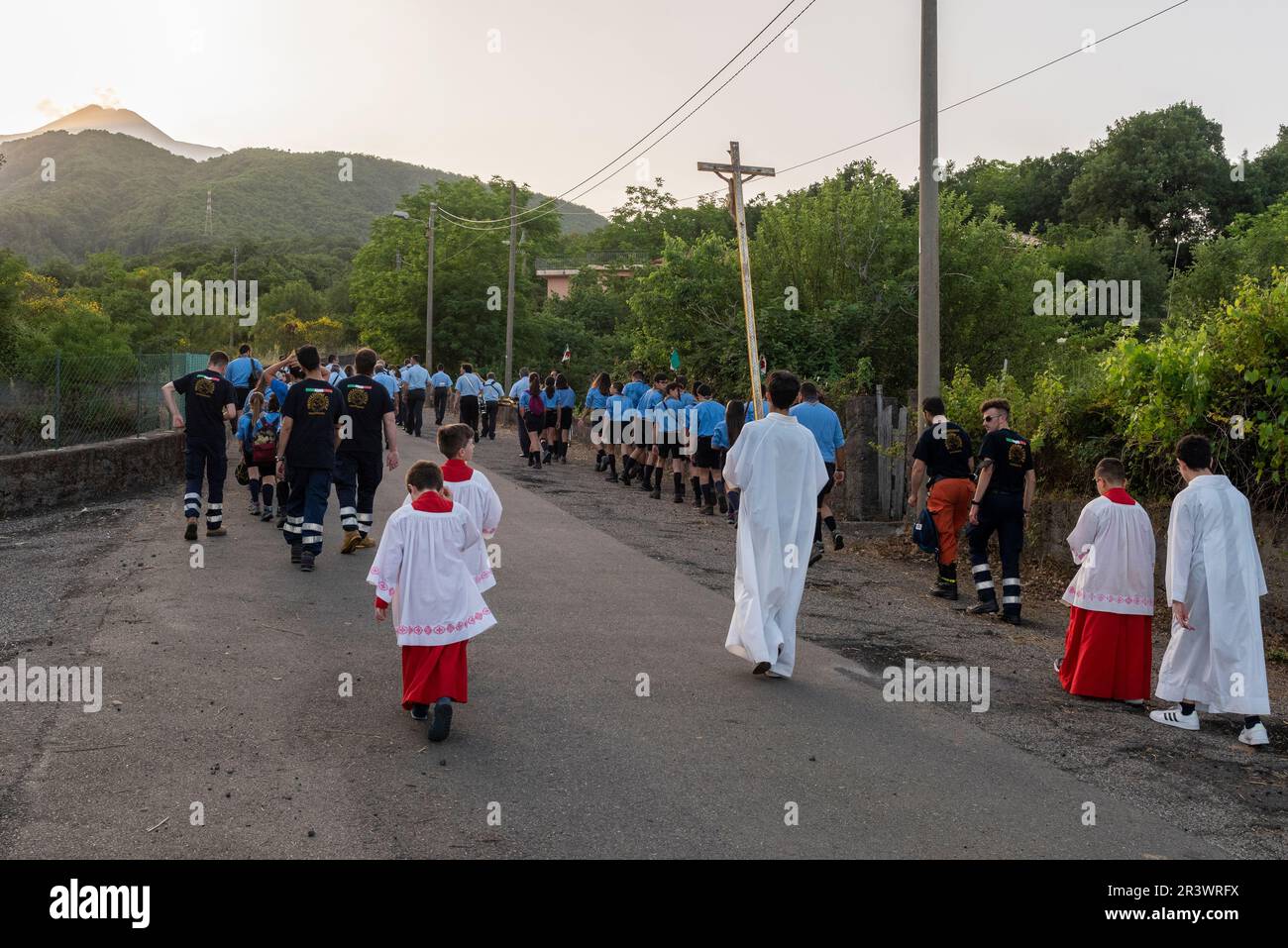 Una processione religiosa a Zafferana Etnea, Sicilia in ringraziamento per il miracoloso arresto del flusso lavico del 1992 che minacciava di distruggere la città Foto Stock