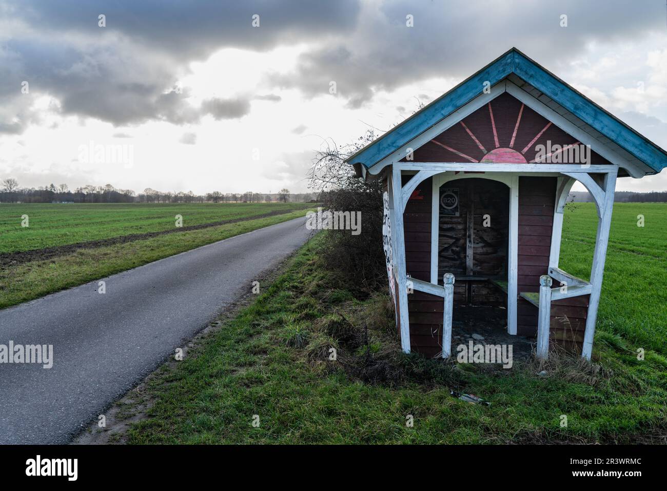 Fermata dell'autobus nel quartiere di Wendland LÃ¼chow-Dannenberg Foto Stock