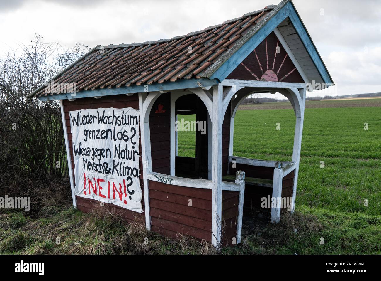 Fermata dell'autobus nel quartiere di Wendland LÃ¼chow-Dannenberg Foto Stock