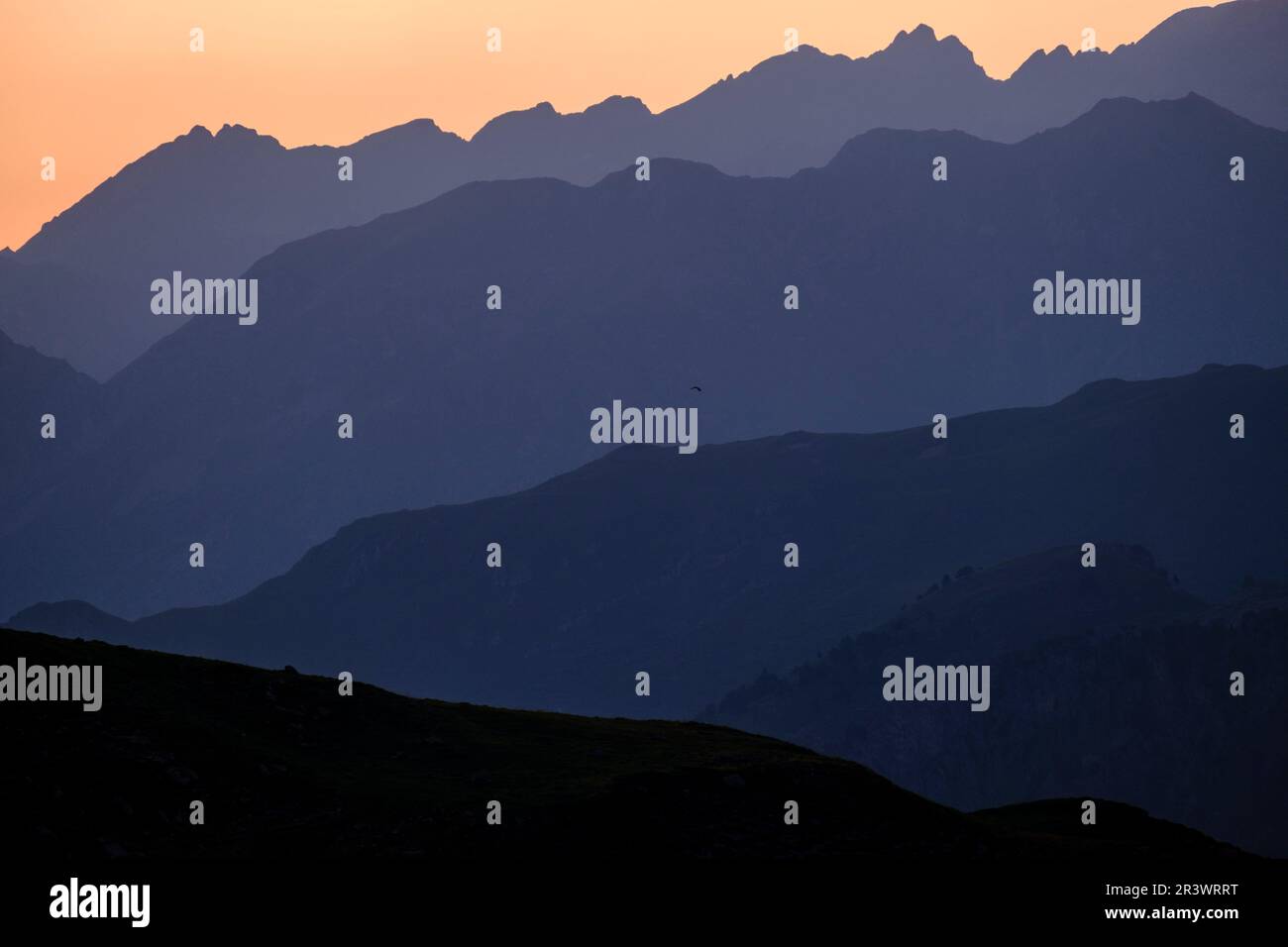 Primo semaforo di fronte al Midi d Ossau mattina Foto Stock