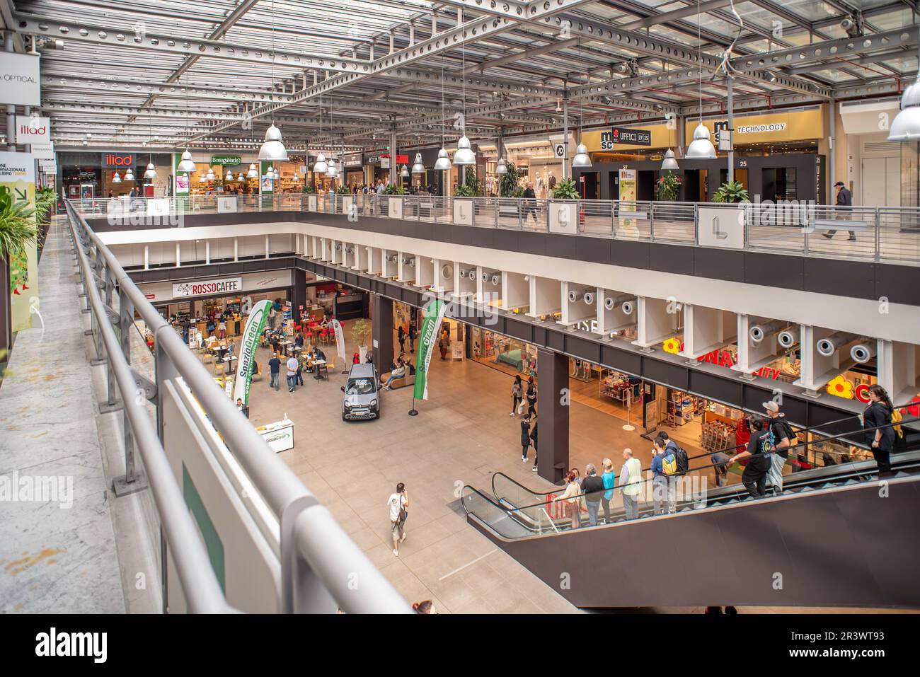 Torino, Italia - 22 maggio 2023: Padiglione interno con scala mobile presso il centro commerciale Lingotto Torino nell'ex fabbrica Fiat ristrutturata Foto Stock