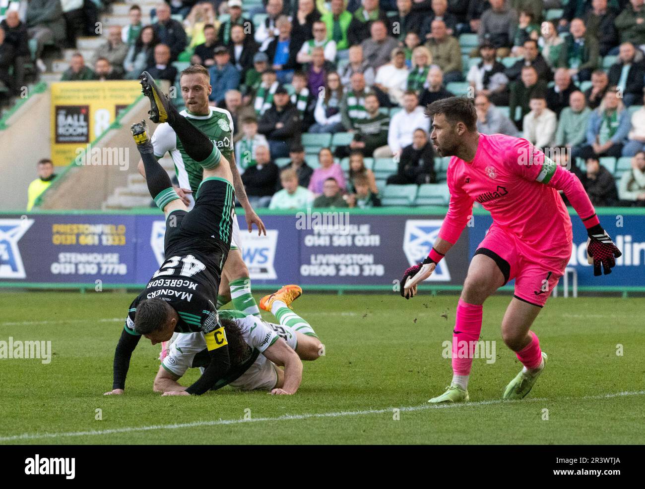 EDIMBURGO, REGNO UNITO. 24th maggio, 2023. Il capitano Celtic, Callum McGregor, vince una penalità per i visitatori dopo essere stato inviato a volare nella scatola durante la partita tra Hibernian e Celtic nella Cinch Premiership al Easter Road Stadium, Edimburgo, Midlothian, Regno Unito. 24/5/2023. Credit: Ian Jacobs/Alamy Live News Foto Stock