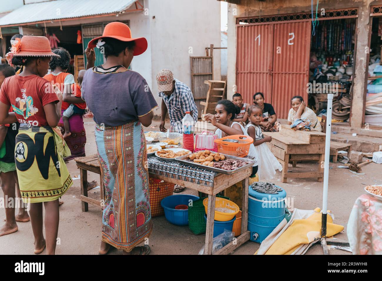 Venditore di cibo di strada sulla strada principale di Miandrivazo. In Madagascar, la gente di solito mangia per strada. Foto Stock