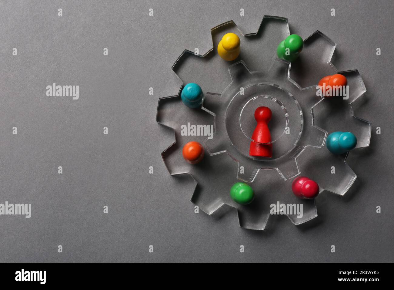 Processo di reclutamento, concetto di competizione di lavoro. Composizione con pedine diverse su sfondo grigio chiaro, vista dall'alto Foto Stock