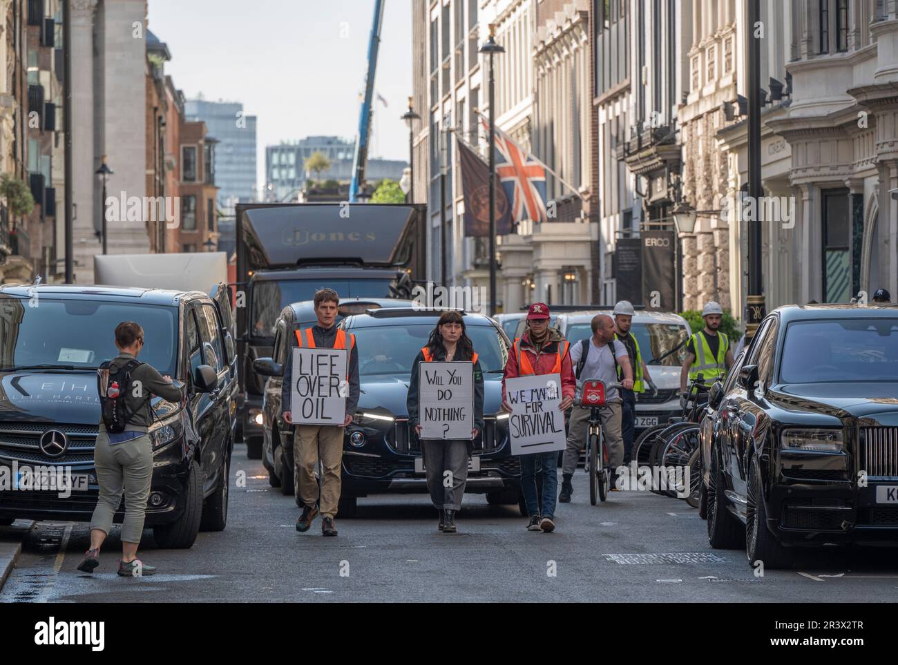Dover Street, Mayfair, Londra, Regno Unito. 25th maggio, 2023. Tre manifestanti del petrolio che si fermano appena portano il traffico mattutino delle ore di punta a un giro lento attraverso Mayfair Streets. Credit: Malcolm Park/Alamy Live News Foto Stock