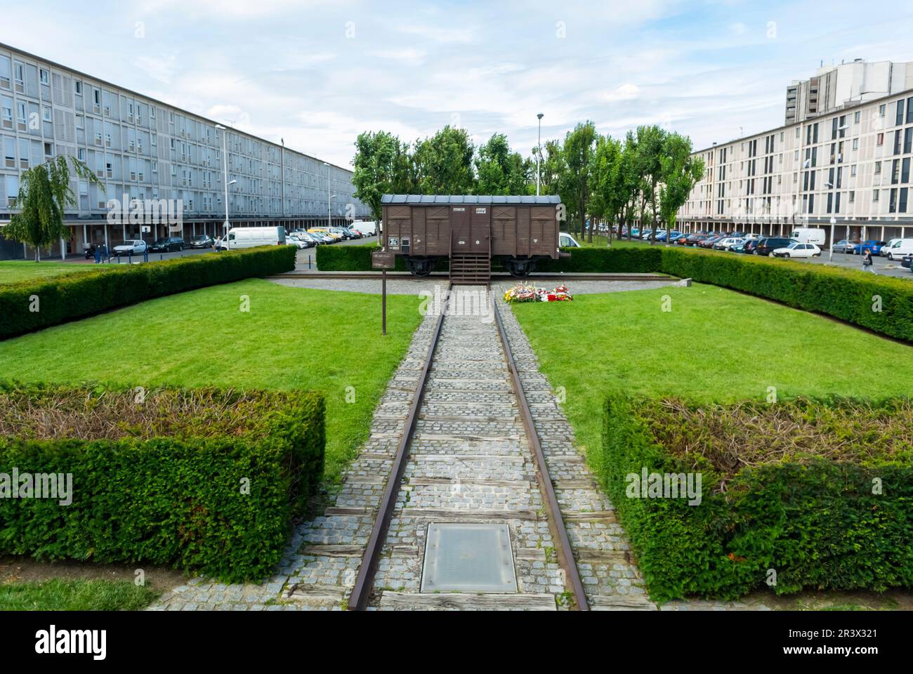 Box Car Train, il campo di internamento di Drancy è stato identificato dal sobborgo nord-orientale del Paris Holocaust Memorial Site, deportazione di Apartment Complex Foto Stock