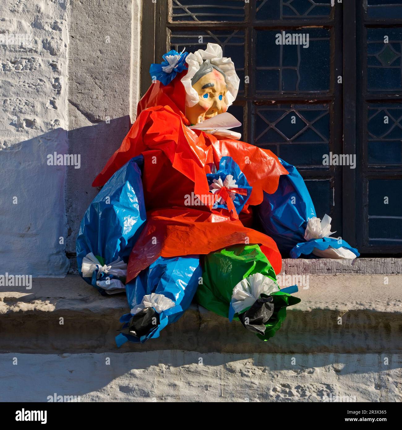 Moehne di plastica su una finestra al vecchio municipio, tempo di carnevale, Erkelenz, Germania, Europa Foto Stock