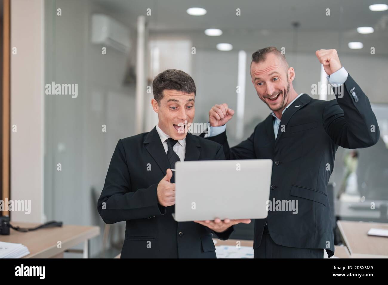 obiettivi del team aziendale, successo o persone aziendali felici per  celebrare l'obiettivo di vendita insieme in ufficio Foto stock - Alamy