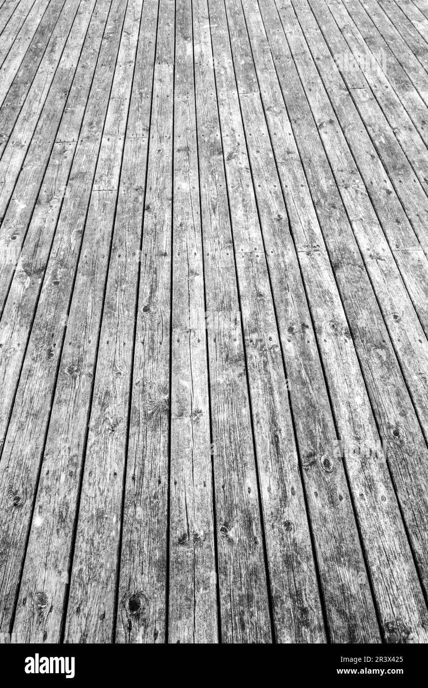 Sandnes, Norvegia, 18 2023 maggio, lungofiume boscosa Waterside Boardwalk mostra modello e texture primo piano con nessuna gente Foto Stock