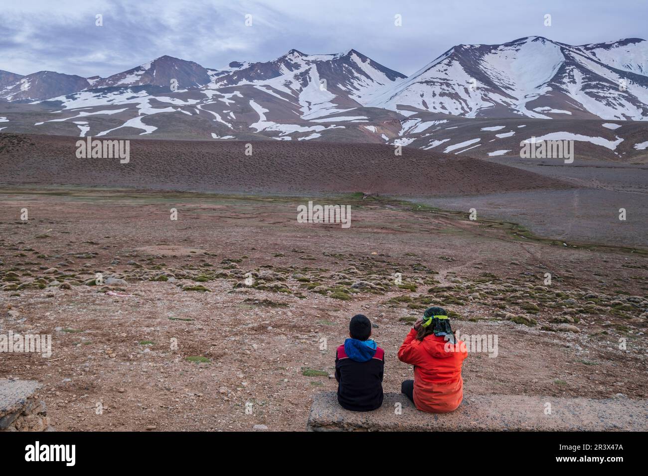 Due bambini osservano la cima di Ighil M'Goun Foto Stock