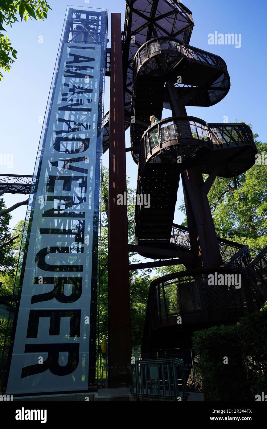 I visitatori del Treetop Walkway guardano fuori una parte del progetto Wander presso i Royal Botanic Gardens, Kew, Richmond, Surrey. Il progetto è una serie di nuovi sentieri intorno ai Kew Gardens, creati per l'estate. Data immagine: Giovedì 25 maggio 2023. Foto Stock