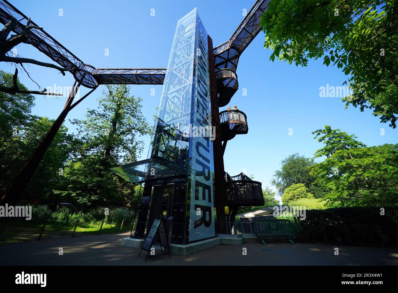 I visitatori del Treetop Walkway guardano fuori una parte del progetto Wander presso i Royal Botanic Gardens, Kew, Richmond, Surrey. Il progetto è una serie di nuovi sentieri intorno ai Kew Gardens, creati per l'estate. Data immagine: Giovedì 25 maggio 2023. Foto Stock