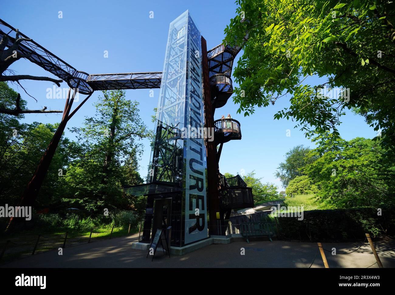 I visitatori del Treetop Walkway guardano fuori una parte del progetto Wander presso i Royal Botanic Gardens, Kew, Richmond, Surrey. Il progetto è una serie di nuovi sentieri intorno ai Kew Gardens, creati per l'estate. Data immagine: Giovedì 25 maggio 2023. Foto Stock