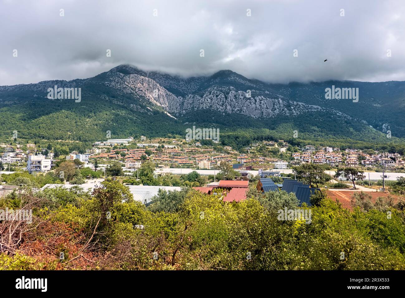 Guardando fuori alle montagne Olympos-Bey temporeggiate, Karaöz, Turchia Foto Stock