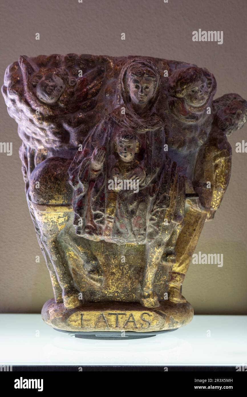 Capitale romanica con successivamente doratura barocca, 12th ° secolo, pietra scolpita, fuga dall'Egitto, proviene dalla Cattedrale di San Pedro de Jaca, Museo Diocesano di Jaca, Huesca, Spagna. Foto Stock