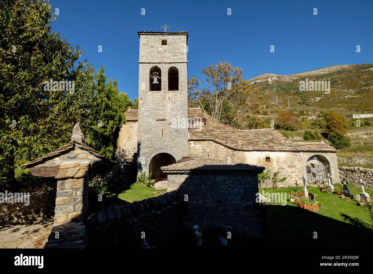iglesia de . Nerín, . Edificio religioso Fortificado, Huesca, Aragón, Cordillera de los Pirineos, Spagna. Foto Stock
