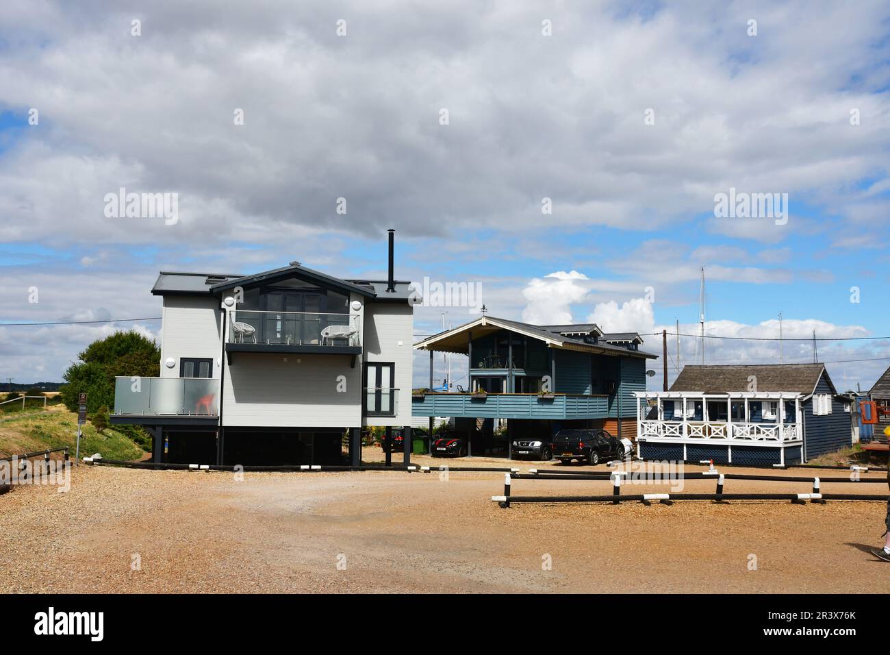 Case moderne su palafitte a causa del rischio di alluvione. Felixstowe Ferry, Felixstowe, Suffolk, Regno Unito Foto Stock