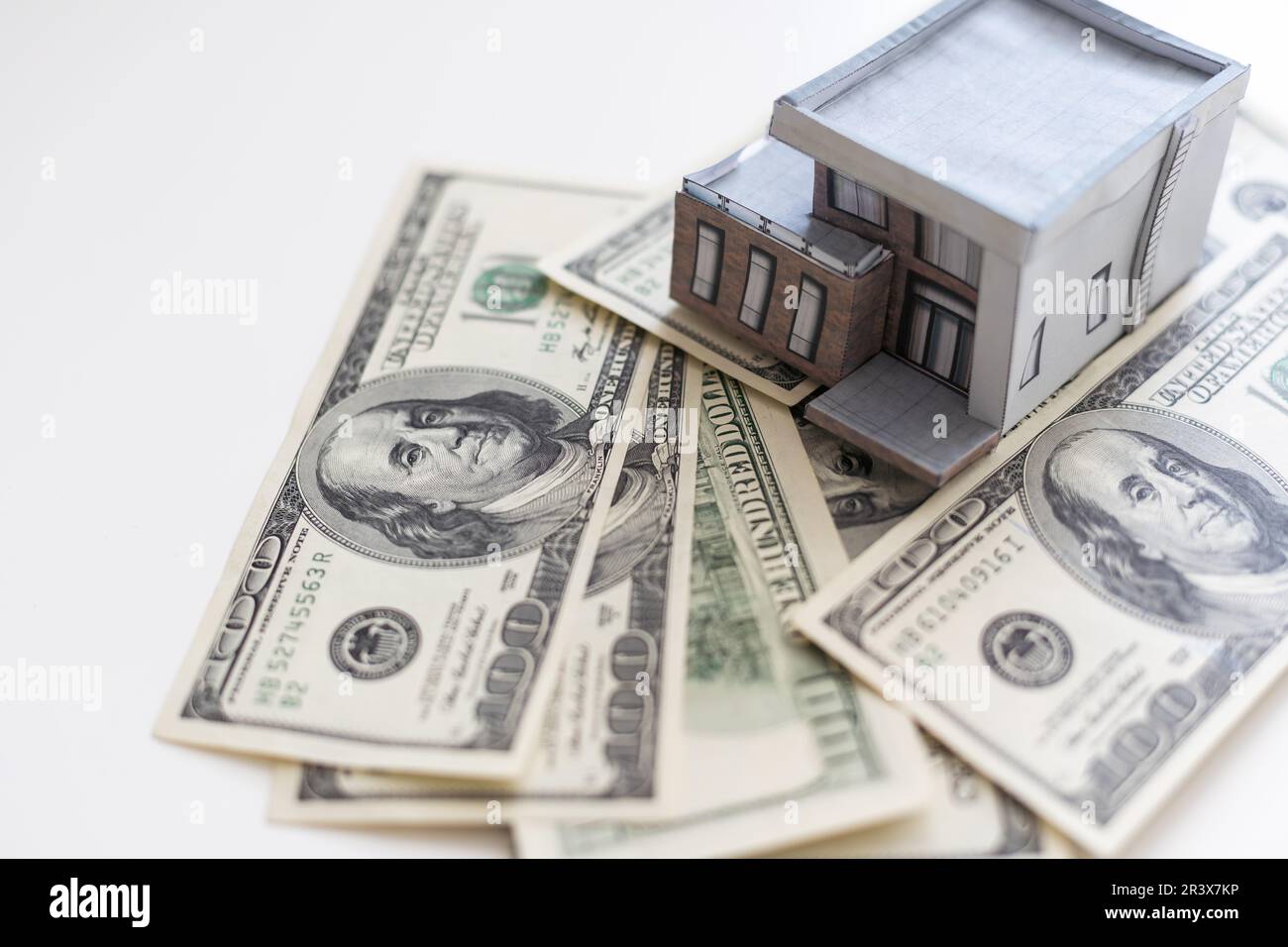 Casa di carta in miniatura con soldi Foto Stock Casa di carta in miniatura con soldi Foto Stock