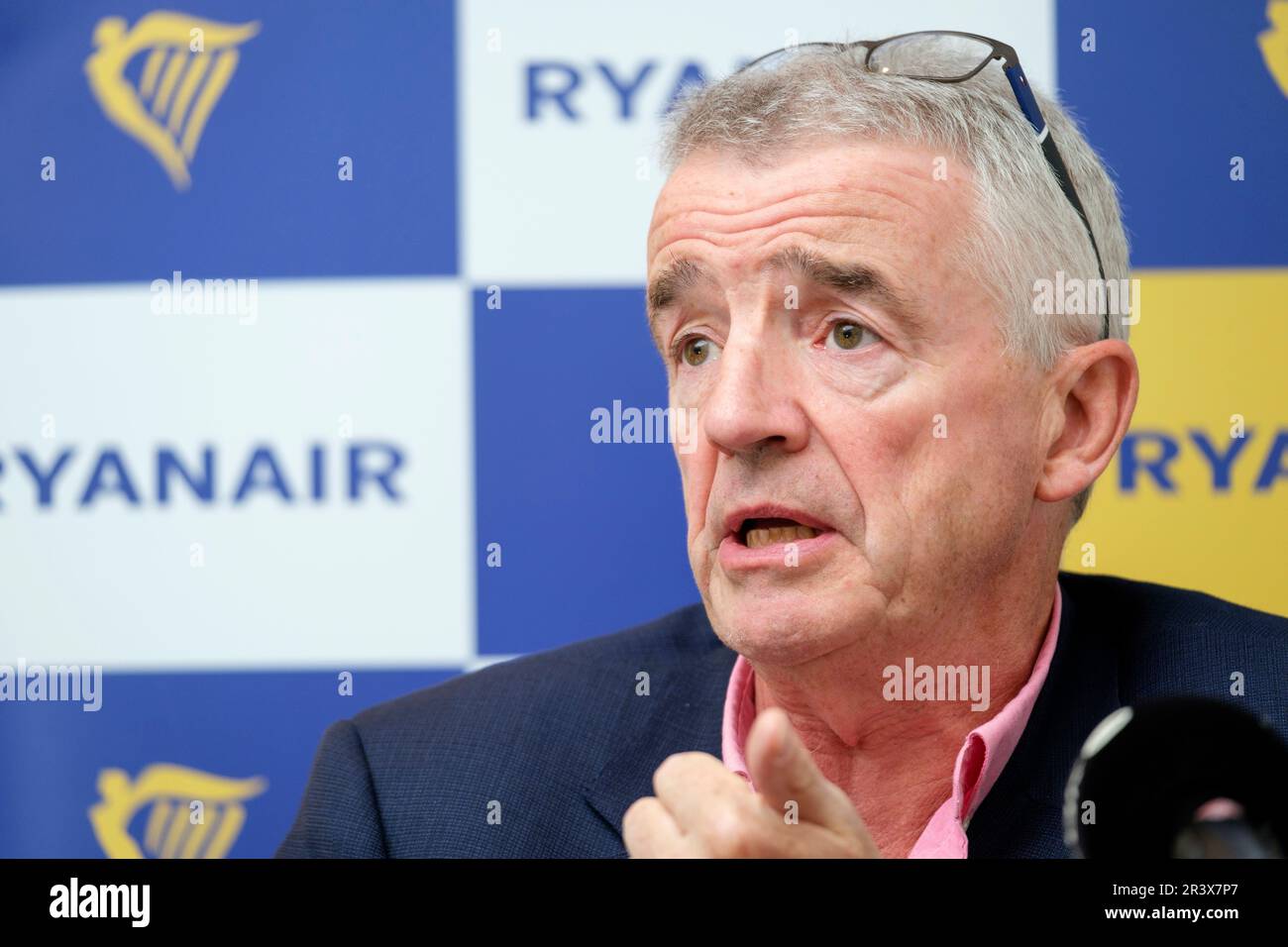 Belgio il 2022/09/07: Michael o'Leary, CEO di Ryanair, rivolgendosi ai media per annunciare che la compagnia aerea non offrirà voli da Zaventem questa vincita Foto Stock