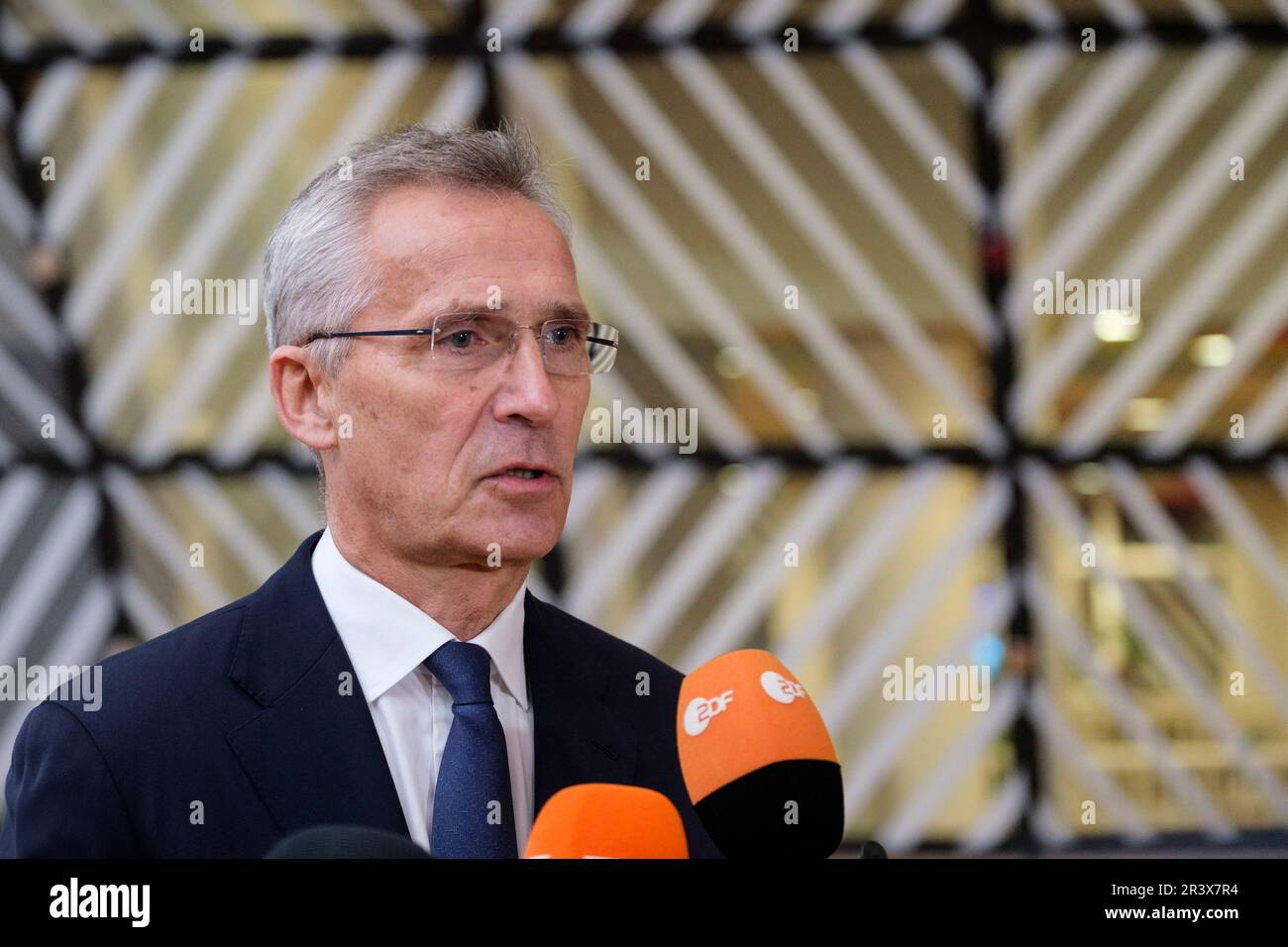 Bruxelles il 15 novembre 2022: Jens Stoltenberg, Segretario Generale della NATO, ha parlato con i media prima di una riunione dei ministri degli Esteri dell'UE Foto Stock