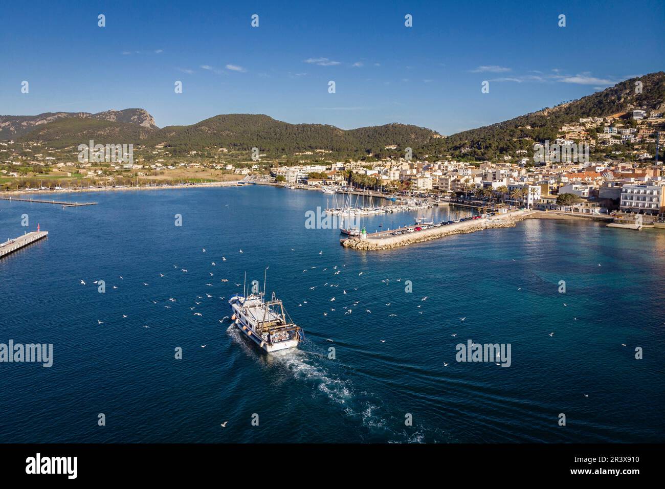 Nave da pesca di Bou che entra nel porto, Andratx, Mallorca, Isole Baleari, Spagna. Foto Stock