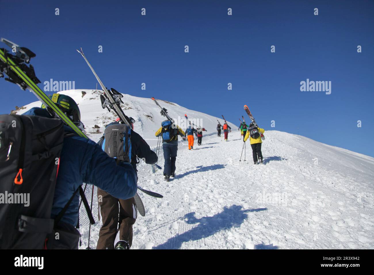 Sciatori con sci in spalla immagini e fotografie stock ad alta