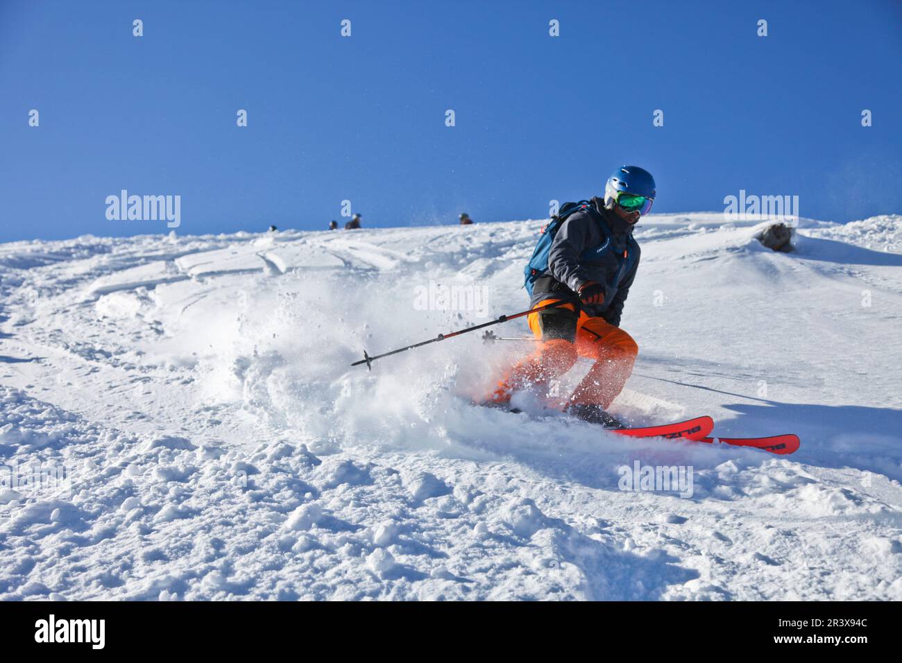 Alpi francesi, Serre-Chevalier: Sciatore in neve. Pratica di sci alpinismo (sci di fondo) e sci off-pista. Illustrazione del resor sci Foto Stock