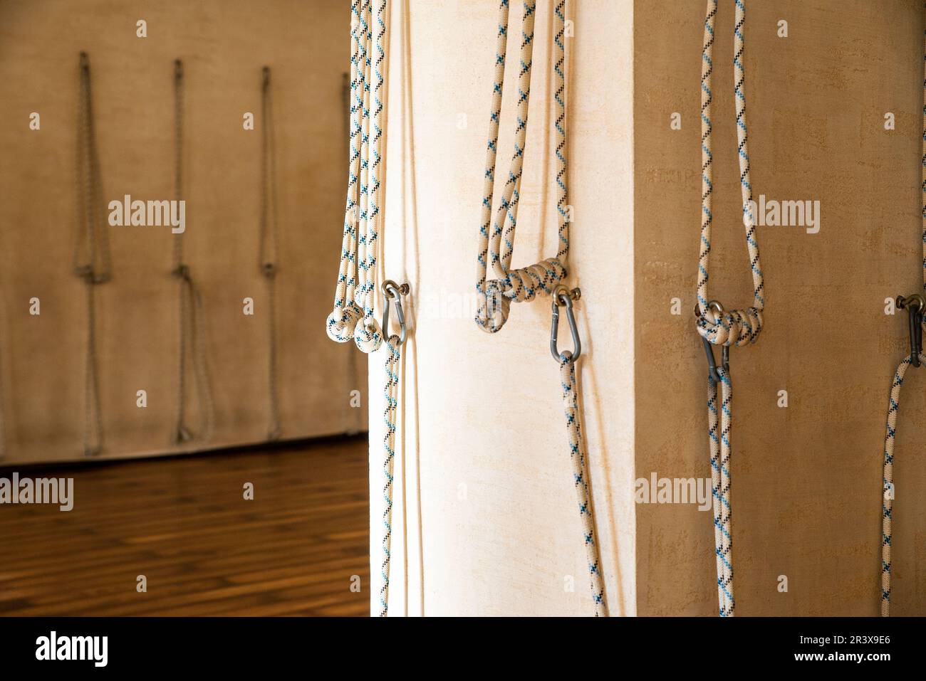 Corde da yoga appese su una parete vuota dello studio. Yoga di Iyengar Foto Stock