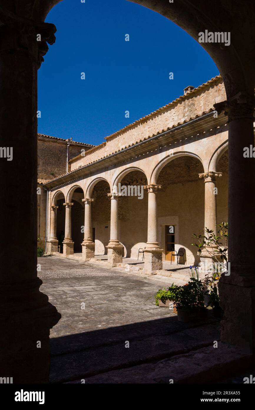 Convento de los Mínimos, claustro del siglo XVII, Sineu, Maiorca, isole Baleari, Spagna, Europa. Foto Stock