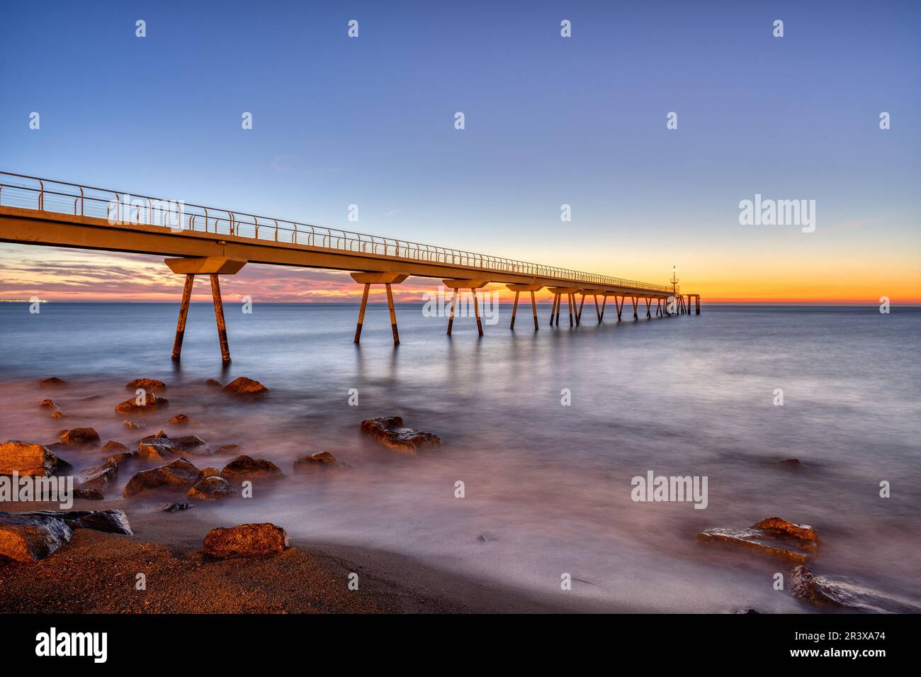 Il molo marittimo di Badalona, conosciuto come Pont del Petroli, prima dell'alba Foto Stock