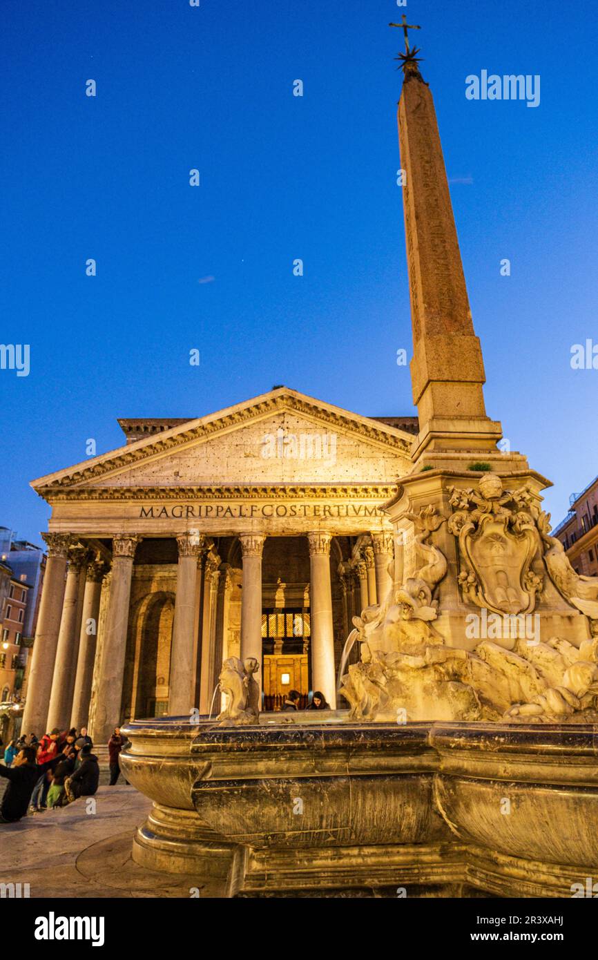 Fontana dei Delfini e Pantheon di Agrippa, 126 a.C. Roma, Lazio, Italia. Foto Stock