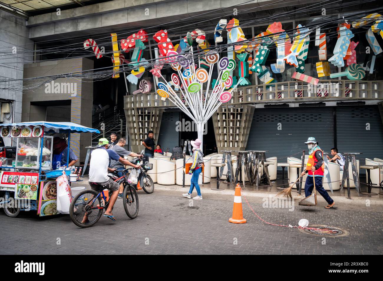 Un fornitore di noodle si trova fuori da un popolare nightclub lungo Walking Street Pattaya Thailandia. Molte attività diurne prima dell'apertura del club. Foto Stock