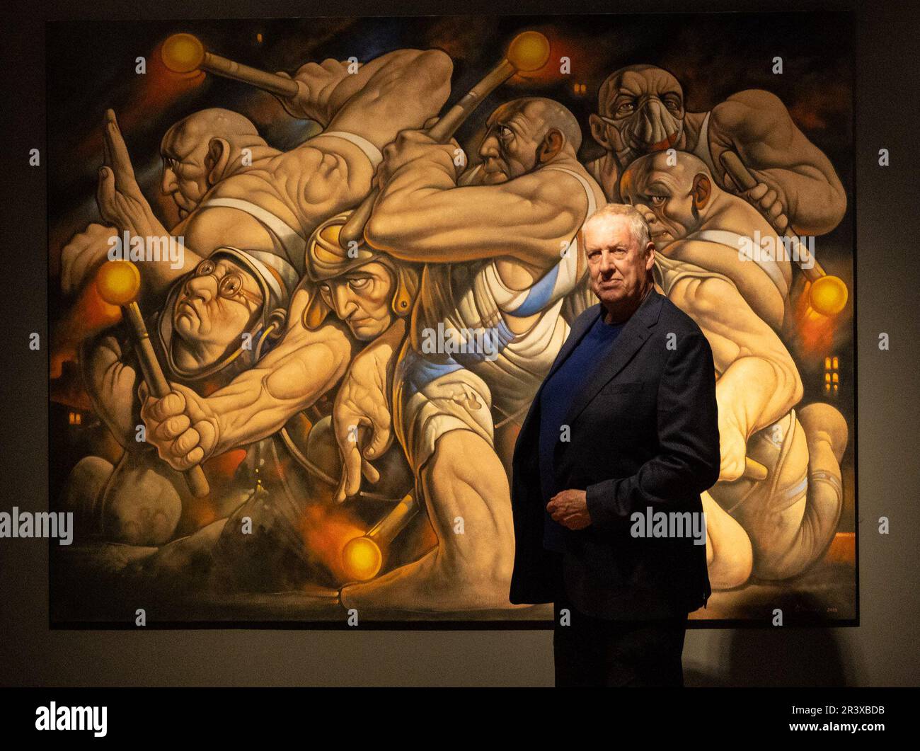 Edimburgo, Regno Unito. 25 maggio 2023 nella foto: L a R Peter Howson con il suo ultimo lavoro Wagner, ispirato dall'invasione russa dell'Ucraina. Una retrospettiva importante di uno dei più importanti pittori figurativi del Regno Unito, Peter Howson, apre presso il City Art Centre di Edimburgo dal 27 maggio al 1 ottobre 2023. La mostra riunirà circa 100 opere che abbracceranno la carriera dell’artista, molte delle quali mai viste prima in Scozia. Credit: Notizie dal vivo su Rich Dyson/Alamy Foto Stock