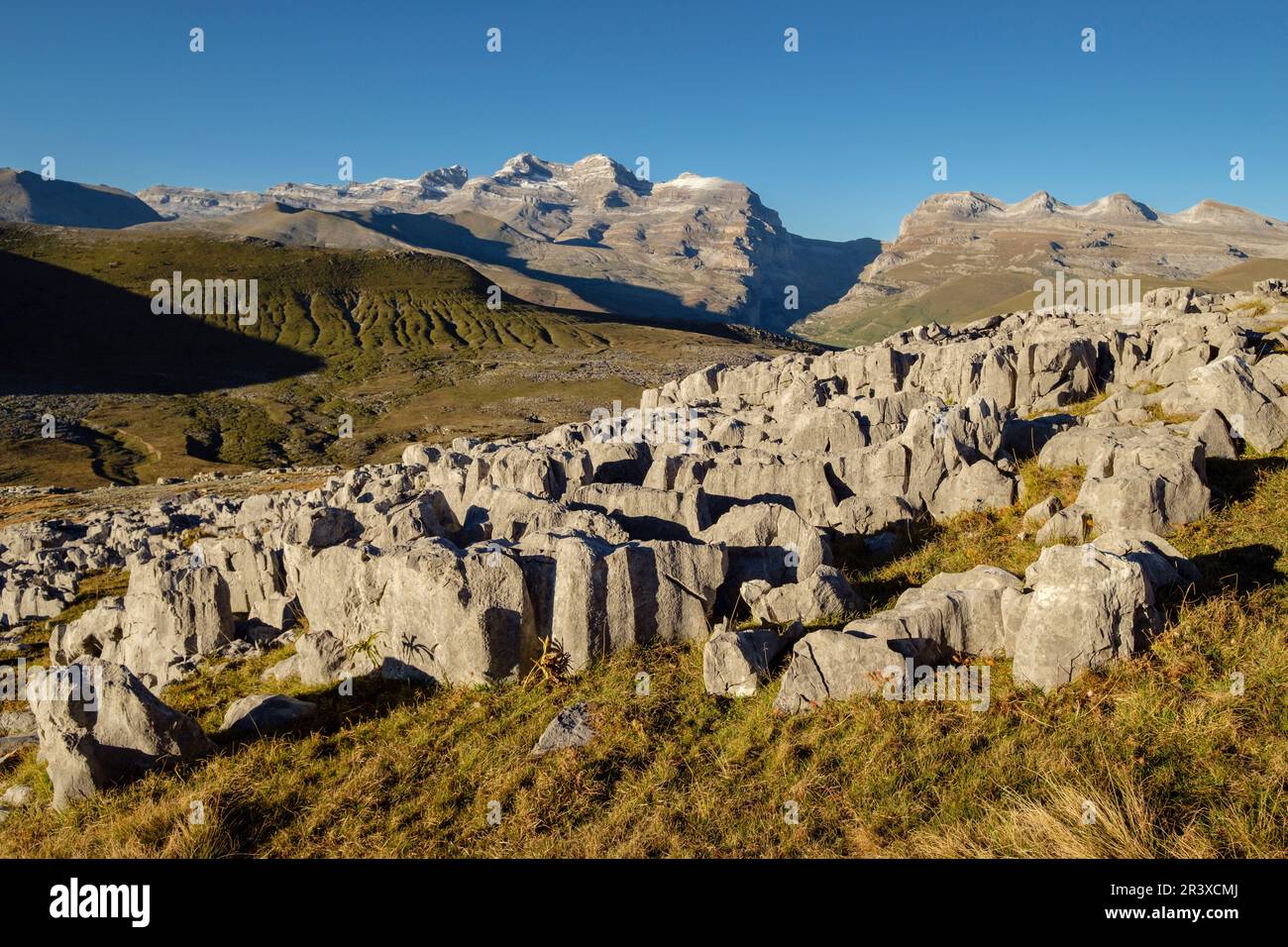 zona Karstica entre la Estiba y el pico Mondeto, parque nacional de Ordesa y Monte Perdido, comarca del Sobrarbe, Huesca, Aragón, Cordillera de los Pirineos, Spagna. Foto Stock