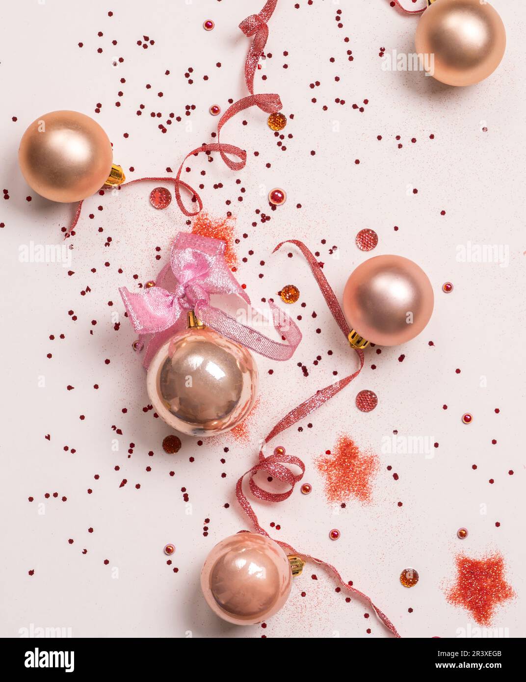 Composizione di Natale. Palle di Natale e sfondo rosa. Disposizione piatta, vista dall'alto, spazio di copia Foto Stock